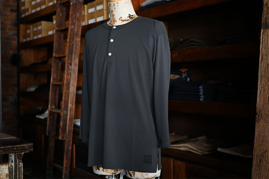 "MONOCHROME" RD Sleeping Tee